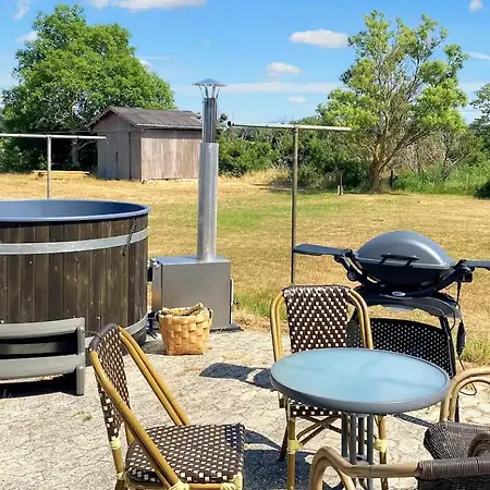 Dom wakacyjny Summer Tucked Away In Coastal Area