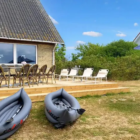 Feriehus Summer Tucked Away In Coastal Area